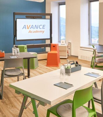 Die Triton Werkstatt der Avance Academy ist modern und farbenfroh eingerichtet.