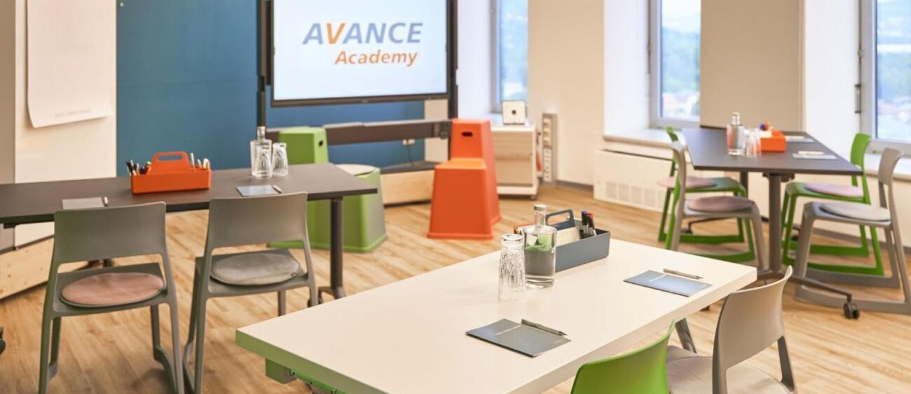 Die Triton Werkstatt der Avance Academy ist modern und farbenfroh eingerichtet.