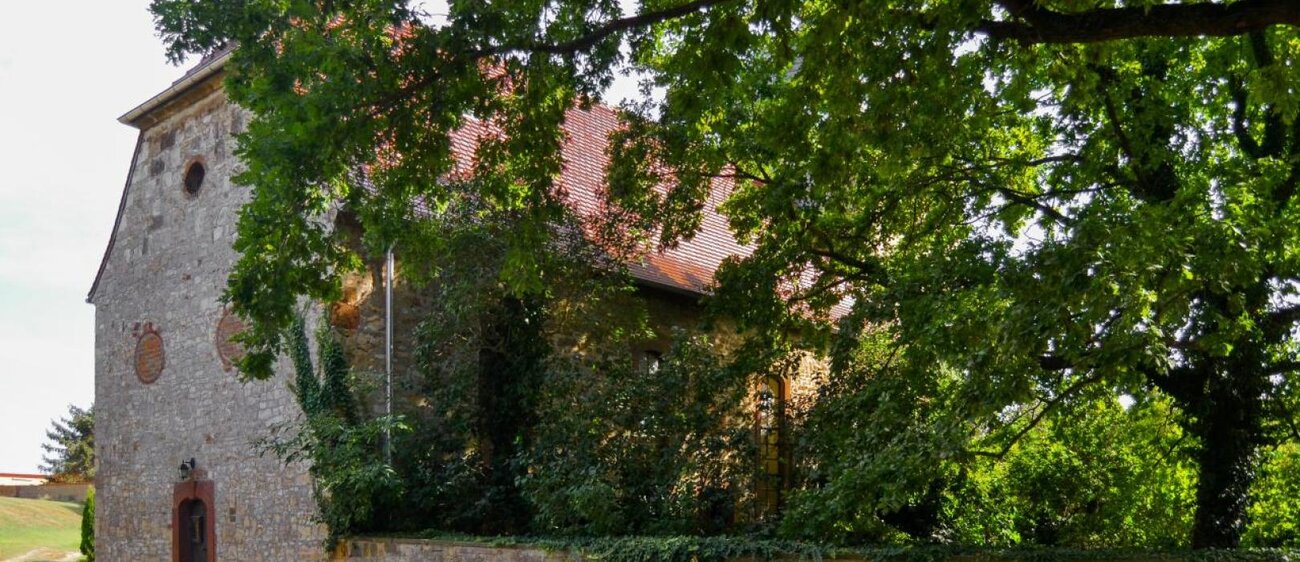 Kirche mit Gemälde von Karl Völker Schirma