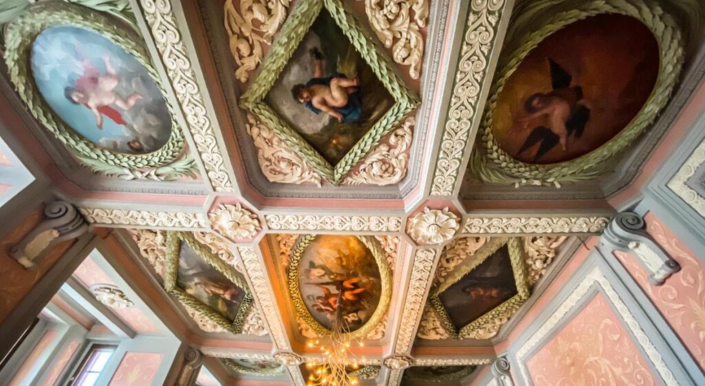 Mit Malereien und Stuck verzierte Decke im Fürstenhaus Weißenfels