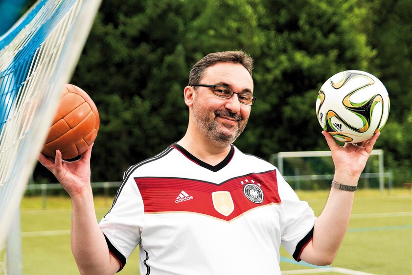 Da lacht der Fußball