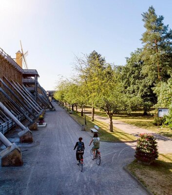 Luftaufnahme des Gradierwerkes in Bad Dürrenberg. Neben dem Gradierwerk fahren zwei Rad Fahrer entlang.