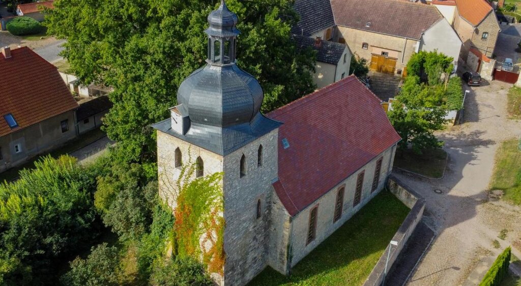 Kirche mit Gemälde von Karl Völker Schirma