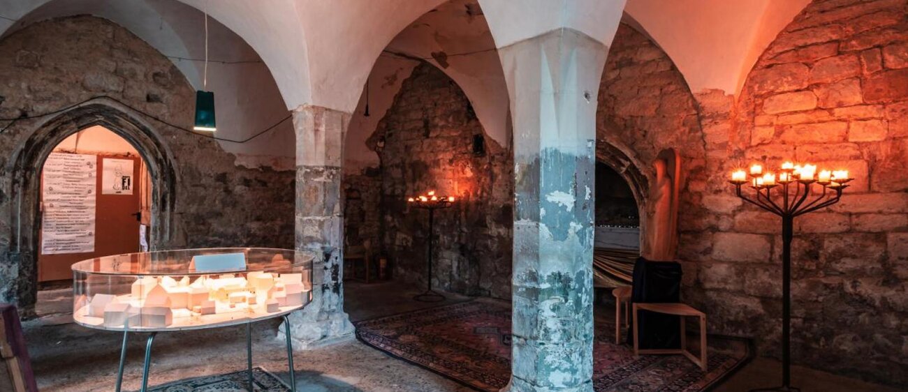 Gewölbe des Klosters St. Claren Weißenfels mit Kerzenlicht und Vitrine