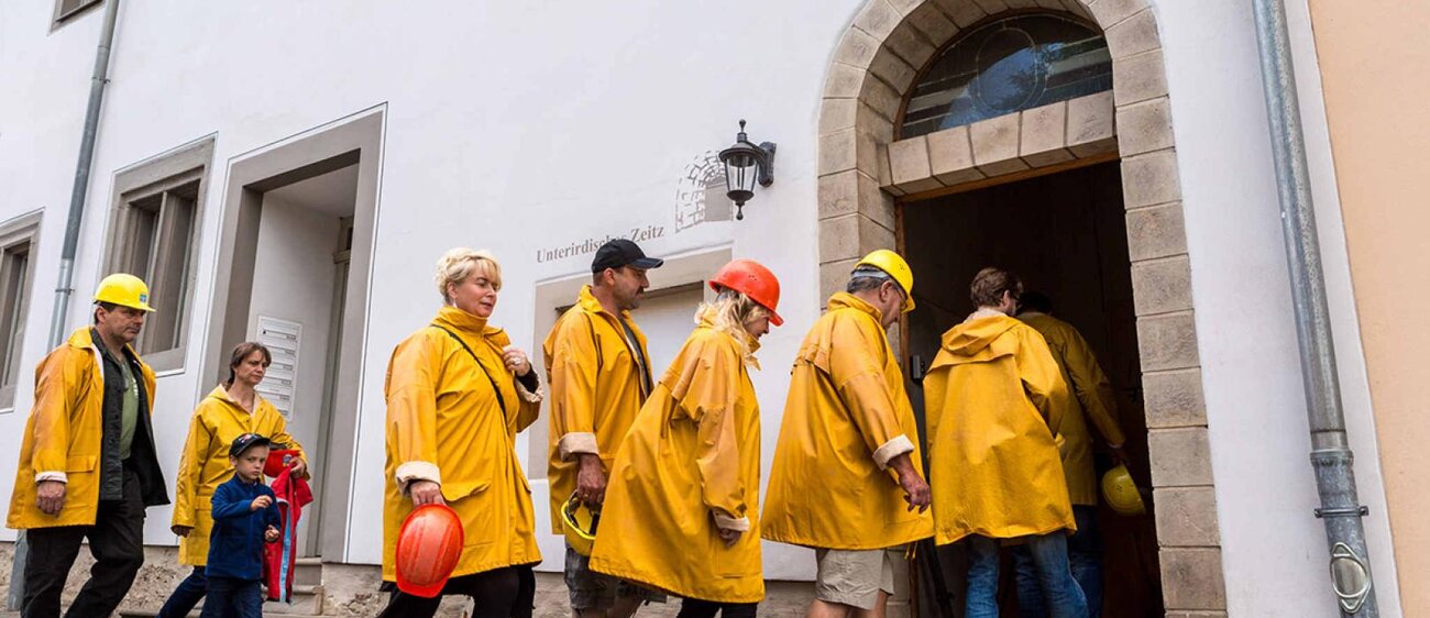 Gruppe nimmt an einer Führung teil