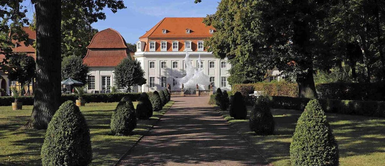 Parkansicht mit Blick auf Kuranlage und Goethe-Theater