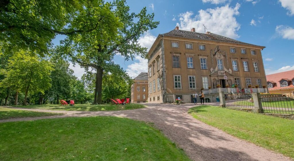 Schlosspark mit Schloss Ostrau.