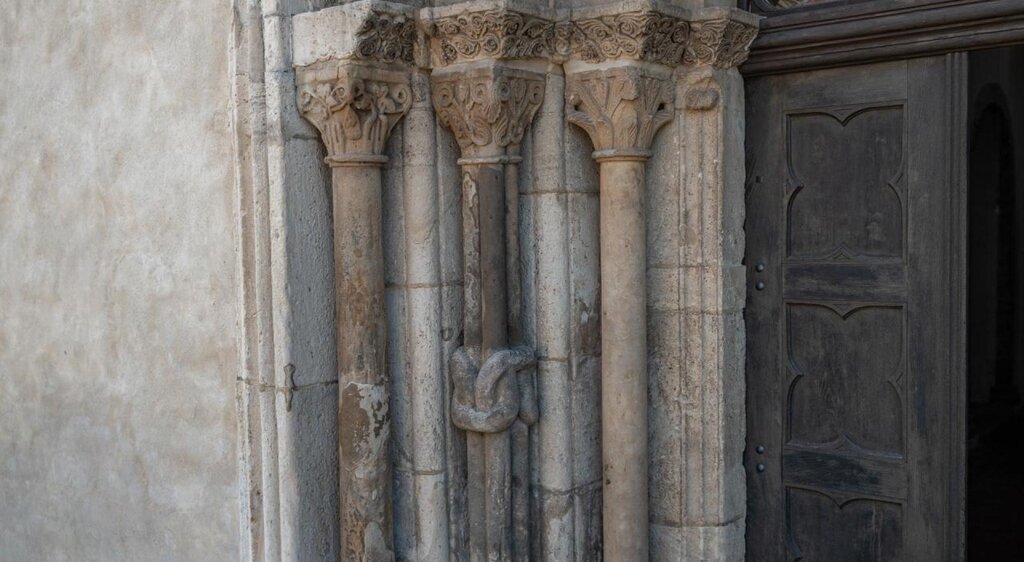 romanisches Portal mit seltener Knotensäule an der Neumarktkirche Merseburg