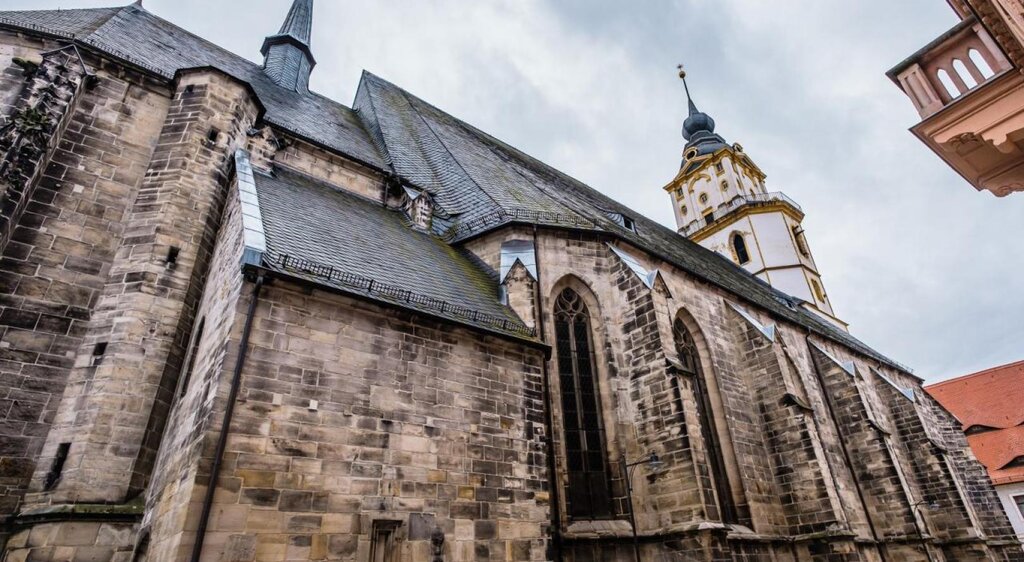 Seitenansicht der Stadtkirche St. Marien in Weißenfels von außen
