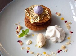 Naumburg-Gasthof-Zufriedenheit-Dessert-Blattgold