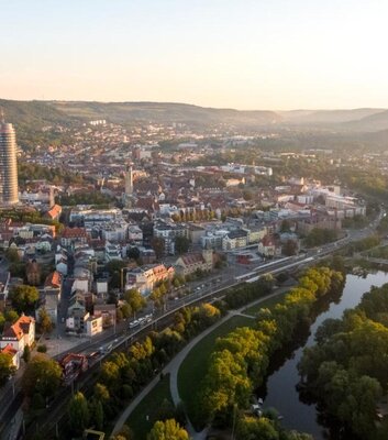 Drohnenaufnahme vom Paradiespark in Jena, entlang des Städtekette-Radweges
