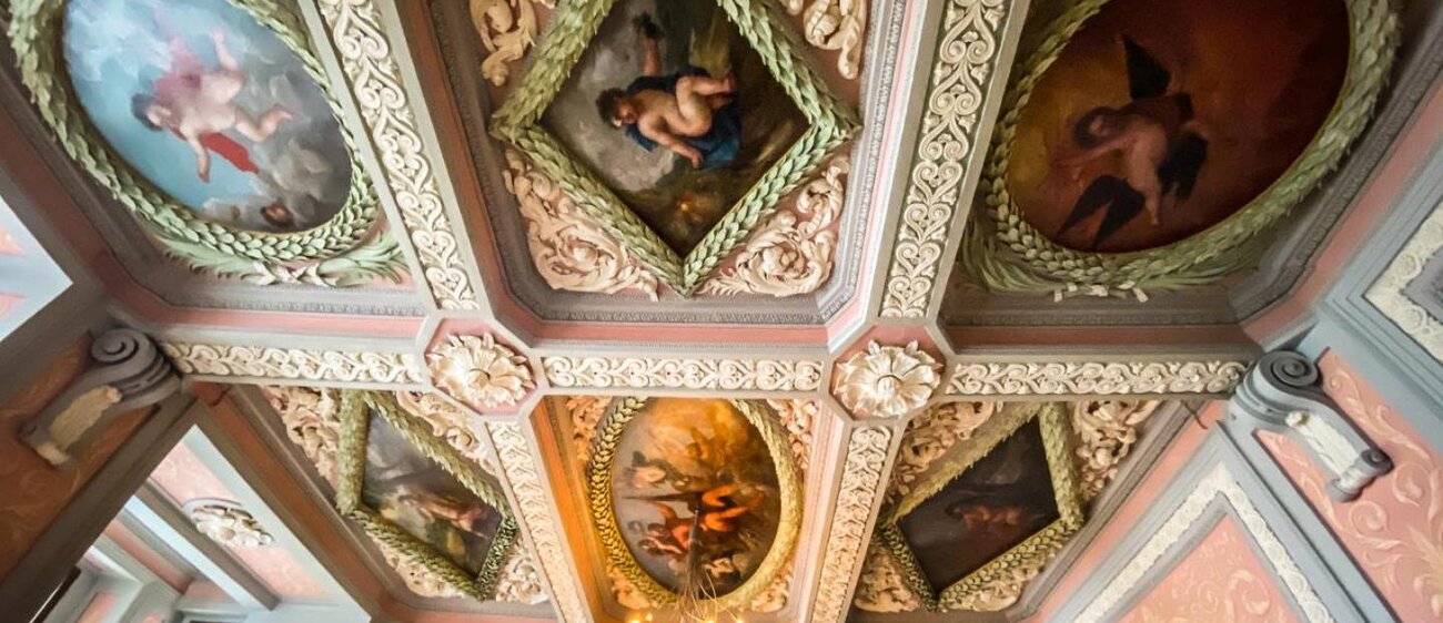 Mit Malereien und Stuck verzierte Decke im Fürstenhaus Weißenfels