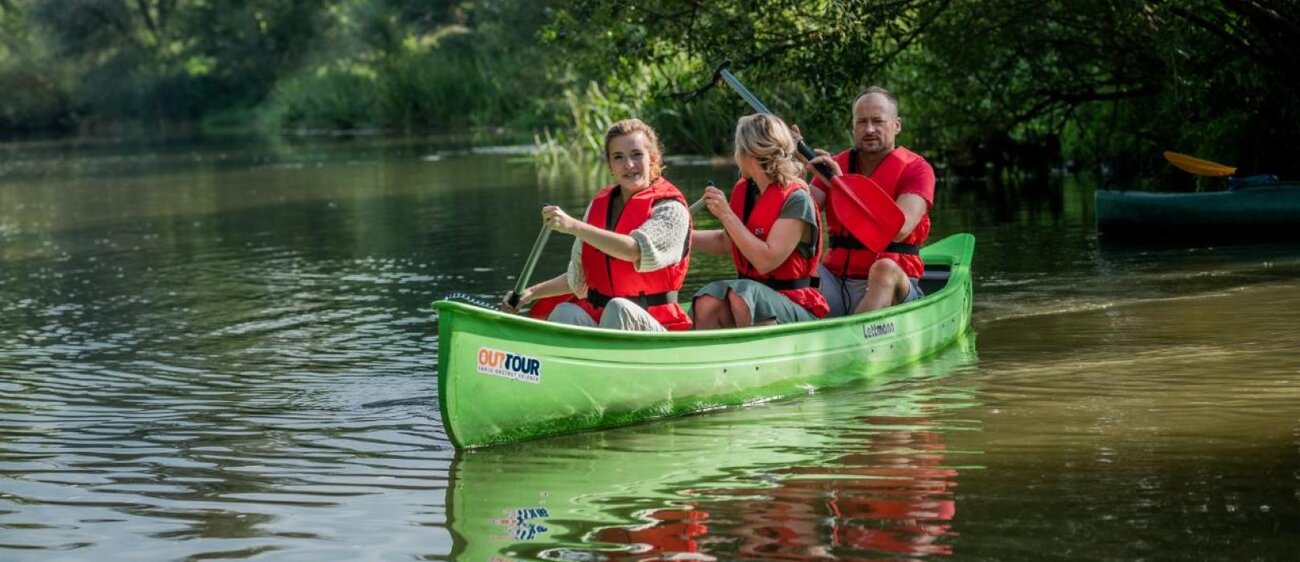 Kanufahrer auf der Unstrut bei Kirchscheidungen.