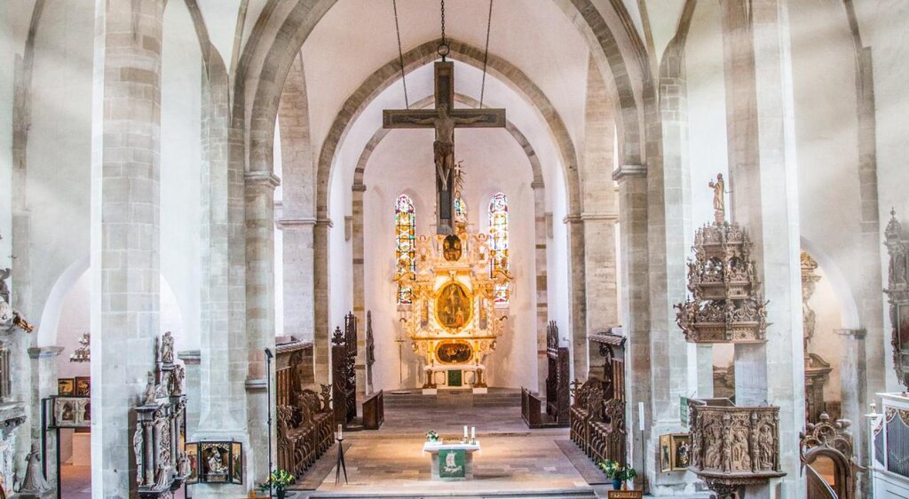 Langhaus des Kaiserdoms Merseburg mit Blick auf Ostchor und Altar
