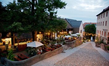 Außenansicht der Burgschänke in Abendstimmung