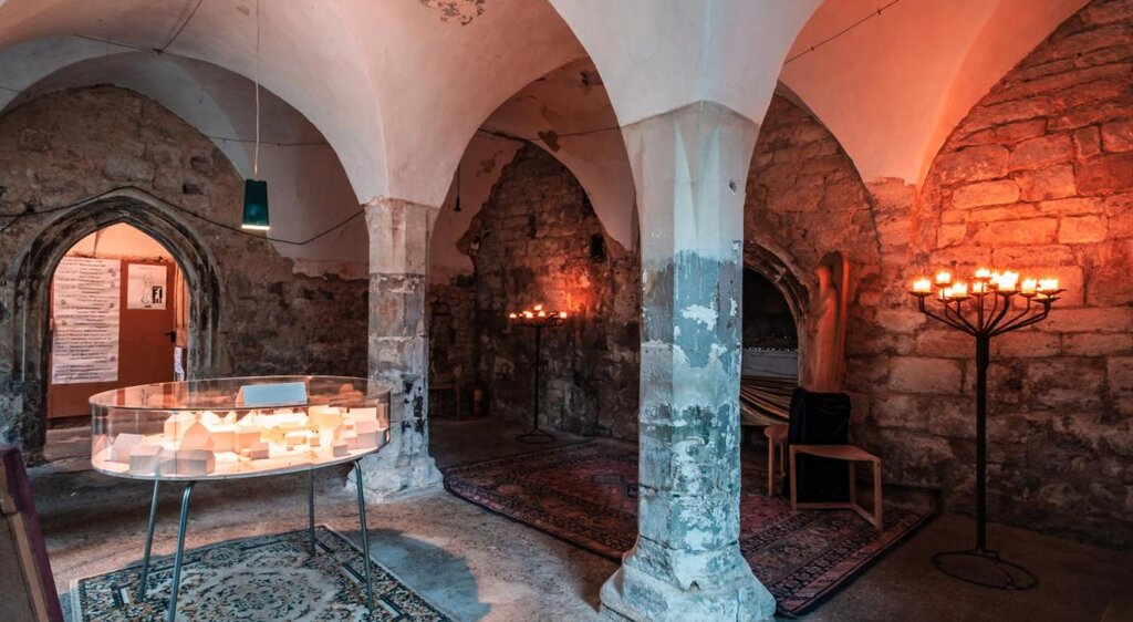 Gewölbe des Klosters St. Claren Weißenfels mit Kerzenlicht und Vitrine