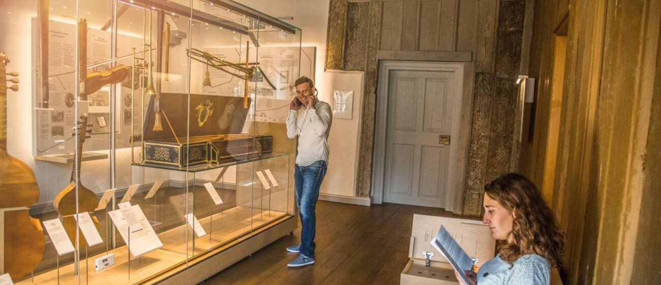 Junges Paar besichtigt den Instrumentenraum im Heinrich-Schütz-Haus Weißenfels