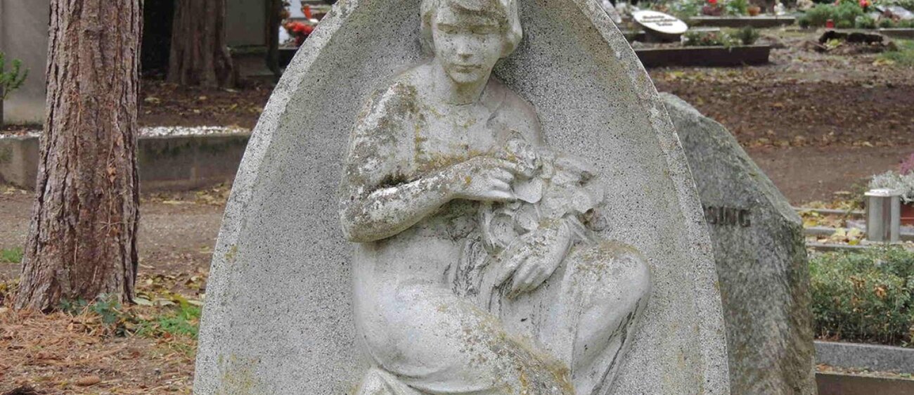 Viele alte Sandsteinmonumente zeugen von der Vergangenheit.