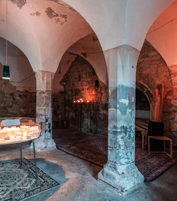 Gewölbe des Klosters St. Claren Weißenfels mit Kerzenlicht und Vitrine