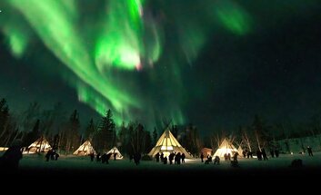 Auroras im Norden mit Zelten<br>