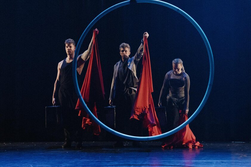 Upsala-Circus präsentiert die Performance „Suitcases"