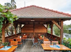 Weingut-Zahn-Terrasse-3.jpg