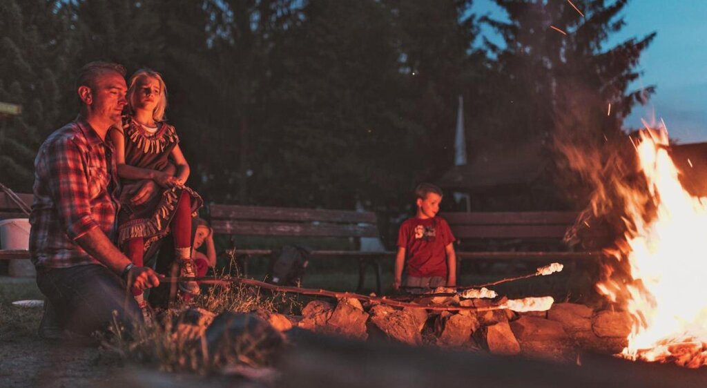 Lagerfeuer vor Jugendherberge Kretzschau