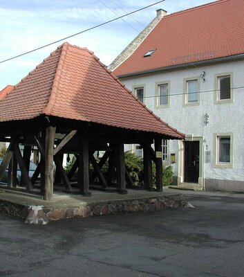 Der Glockenstuhl in Ziegelroda wird bis heute von Hand bedient.