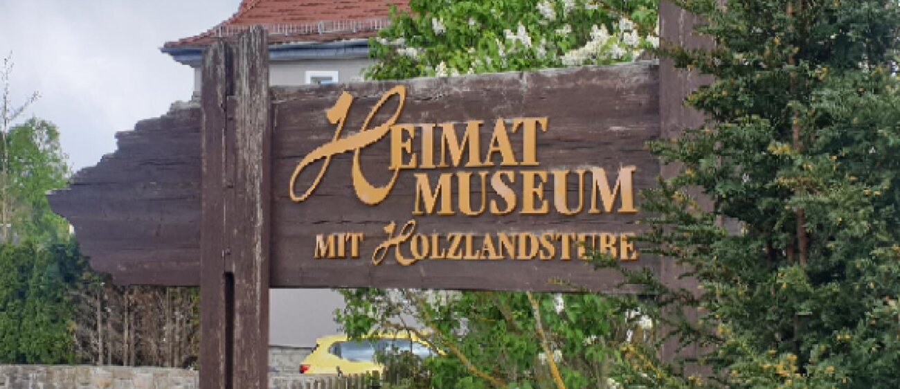 Schild zum Heimatmuseum "Altes Sudhaus" und zur Gaststätte Heimatstube in Bad Klosterlausnitz