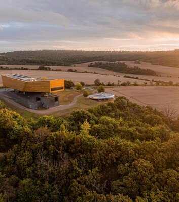 Außenanlage des Besucherzentrums Arche Nebra.