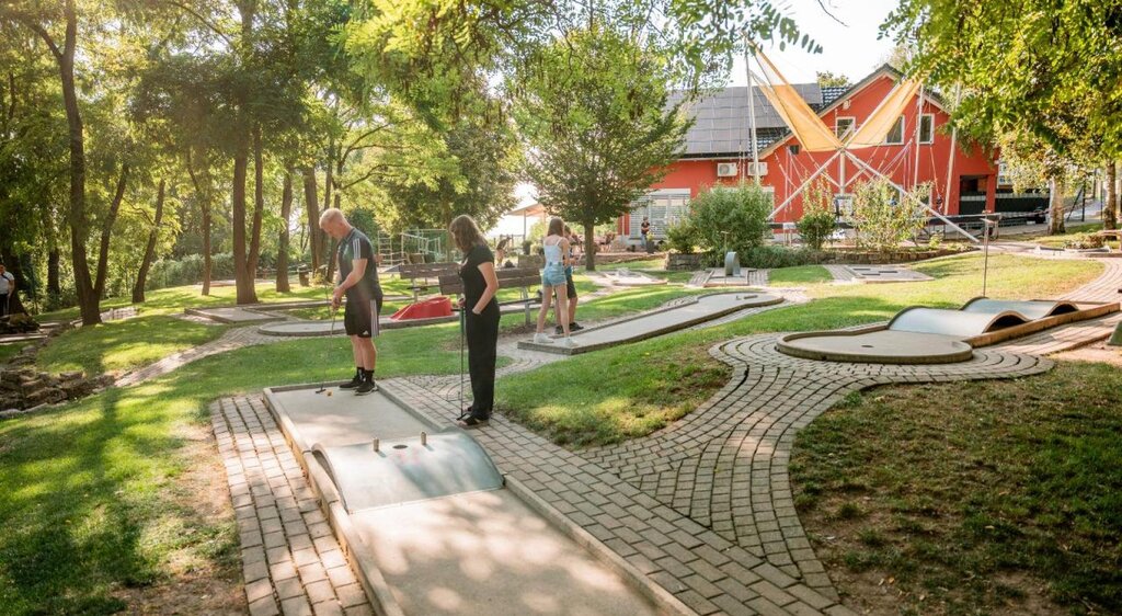 Minigolf Anlage im SunGolf Familien- und Abenteuerpark.