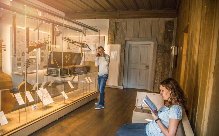 Junges Paar besichtigt den Instrumentenraum im Heinrich-Schütz-Haus Weißenfels