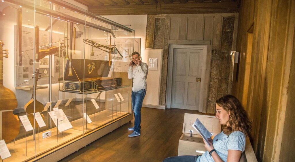 Junges Paar besichtigt den Instrumentenraum im Heinrich-Schütz-Haus Weißenfels