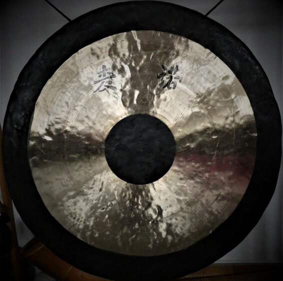 Gong- und Trommelperformance