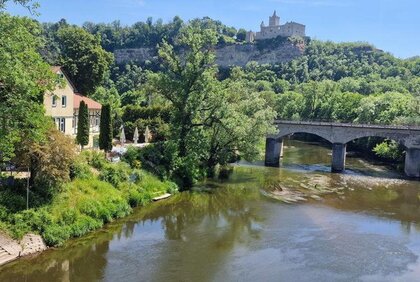 Außenansicht des Alten Fährhauses Saaleck mit Rudelsburg im Hintergrund