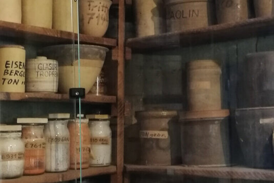 Zutatenregal im Bauhaus Werkstatt-Museum