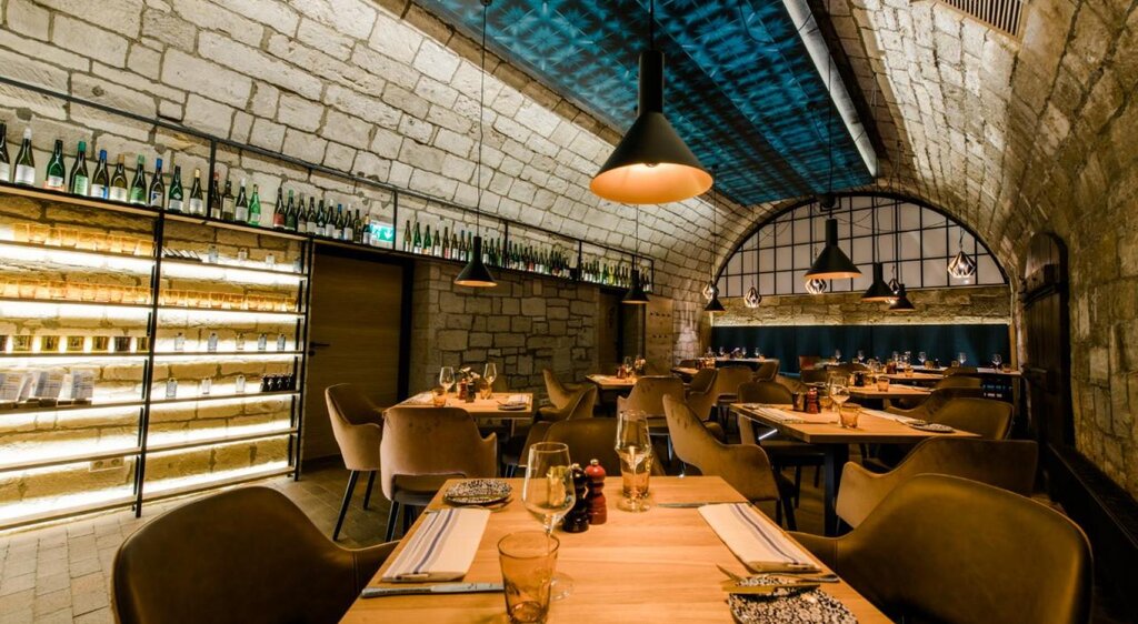 Innenansicht des Restaurants und der Bar 51° mit Sicht auf die Sitzmöglichkeiten
