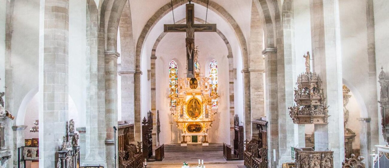 Langhaus des Kaiserdoms Merseburg mit Blick auf Ostchor und Altar