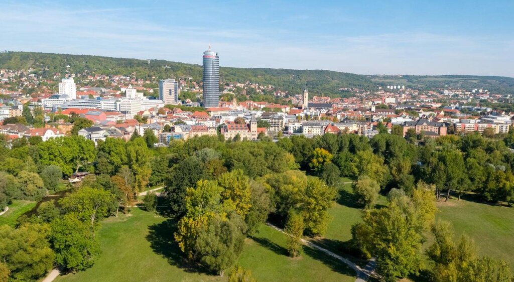Drohnenaufnahme des Paradiesparks in Jena, entlang des Radfernweges Thüringer Städtekette