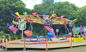 Der Herbstmarkt startet am Donnerstag, 3. September, um 16:00 Uhr mit dem beliebten Familientag auf dem Rummelplatz am Franz-Spiller-Platz. Ermäßigte Fahrpreise, Musik und kulinarische Angebote machen den Auftakt besonders familienfreundlich. Viele Unternehmen der Region nutzen den Donnerstagabend traditionell für ein geselliges Miteinander auf dem Festgelände.<br><br type="_moz">