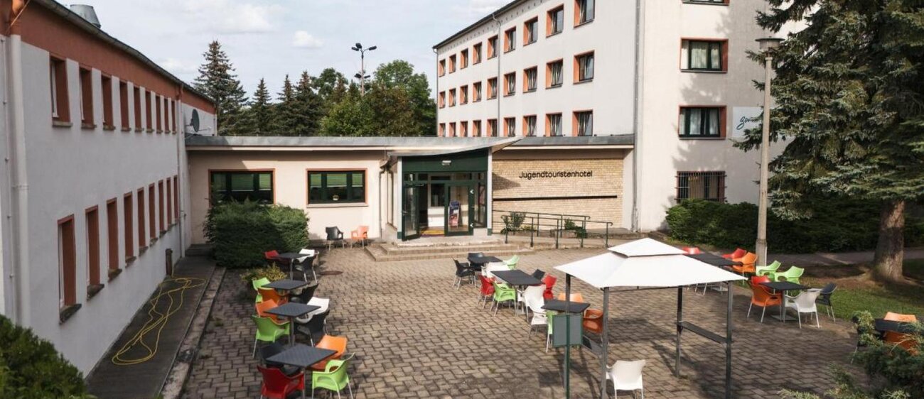 Außenansicht des Eingangsbereichs der Jugendherberge Naumburg