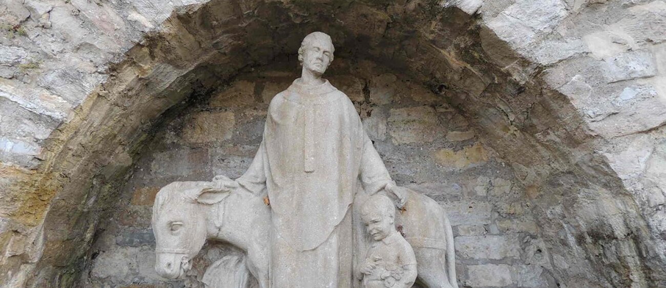 Viele alte Sandsteinmonumente zeugen von der Vergangenheit.