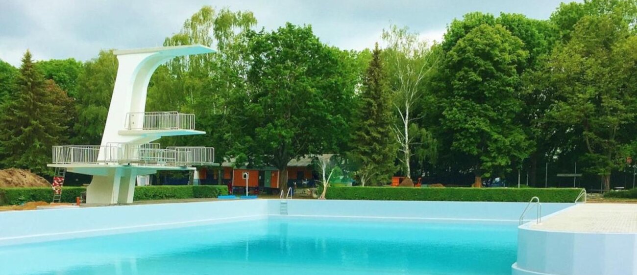 Freibad Weißenfels mit Sprungturm