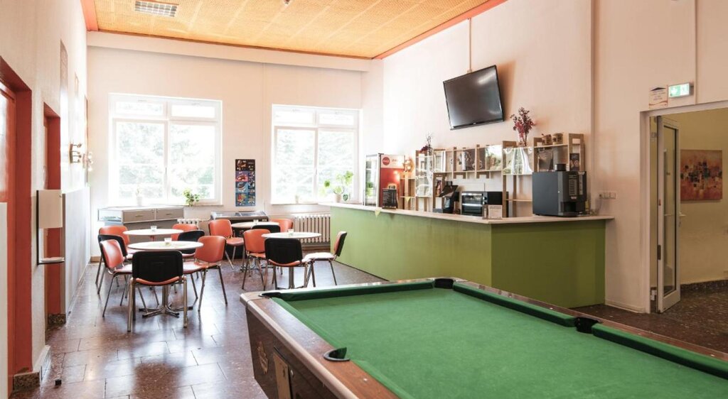 Ansicht der Cafeteria mit kleiner Bar