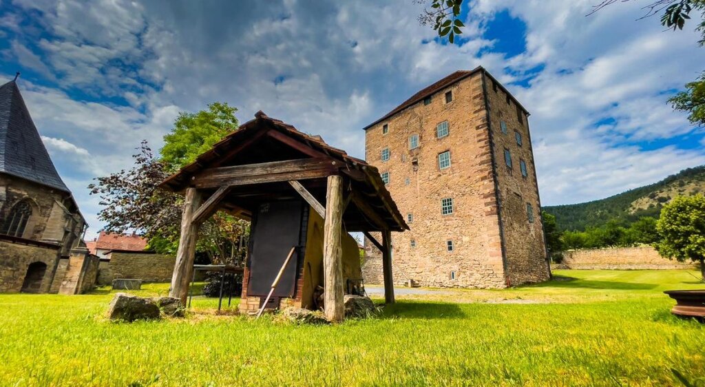 Die Kemenate in Reinstädt mit einem Backhaus.