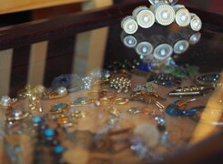 Vitzenburg-Troedelcafe-Schmuck-Copyright-SUT