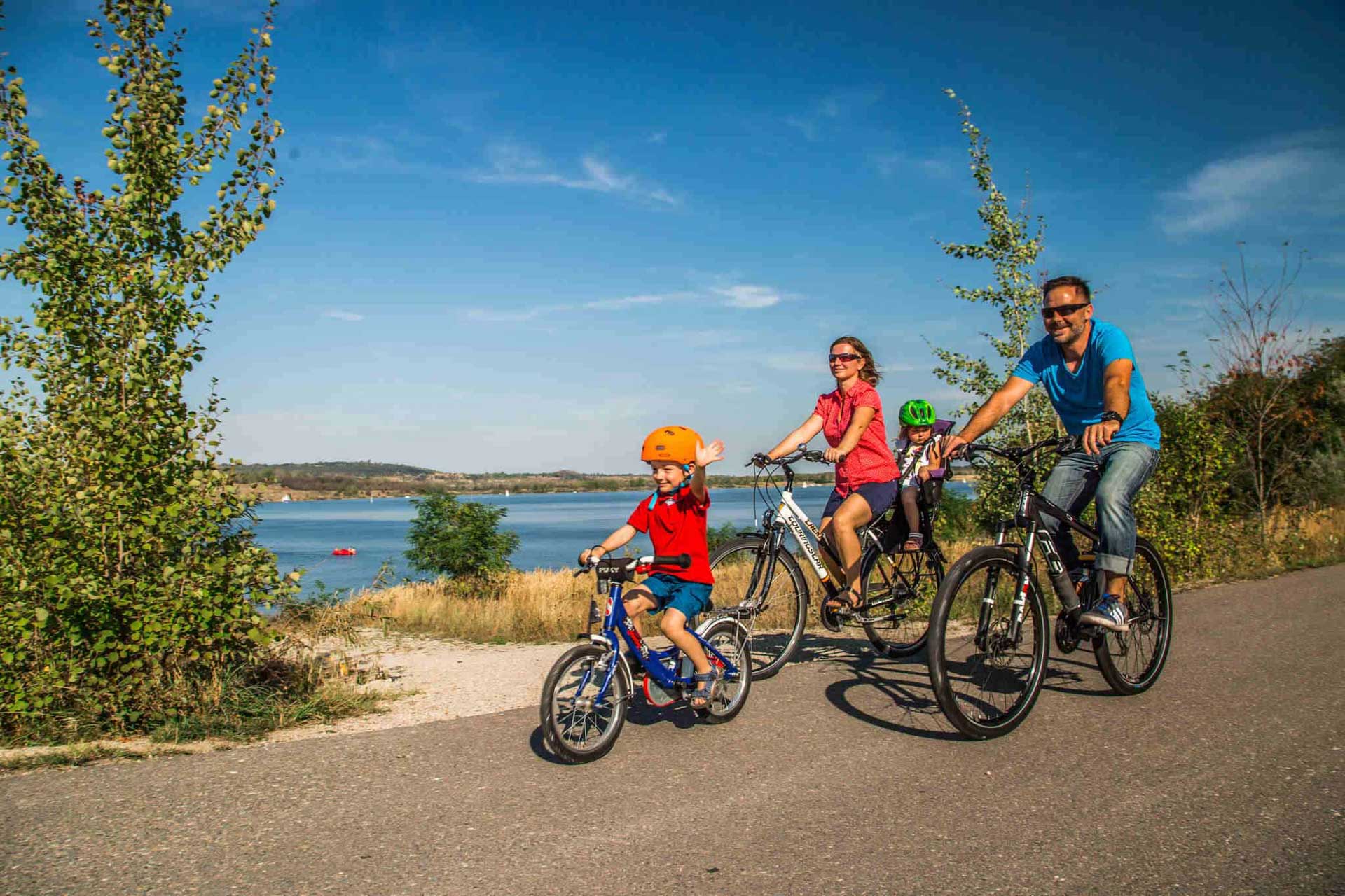 Gezinnen kunnen ook fietsen rond het Geiseltal (c) Saale-Unstrut-Tourismus e.V., Transmedial