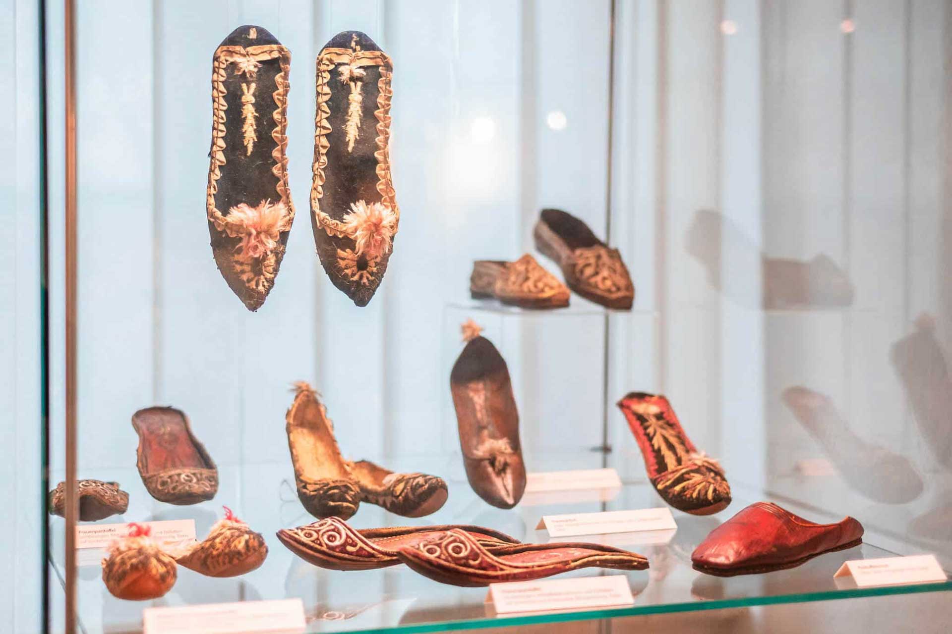 Schuhe in einer Glasvitrine Schuhmuseum Weissenfels