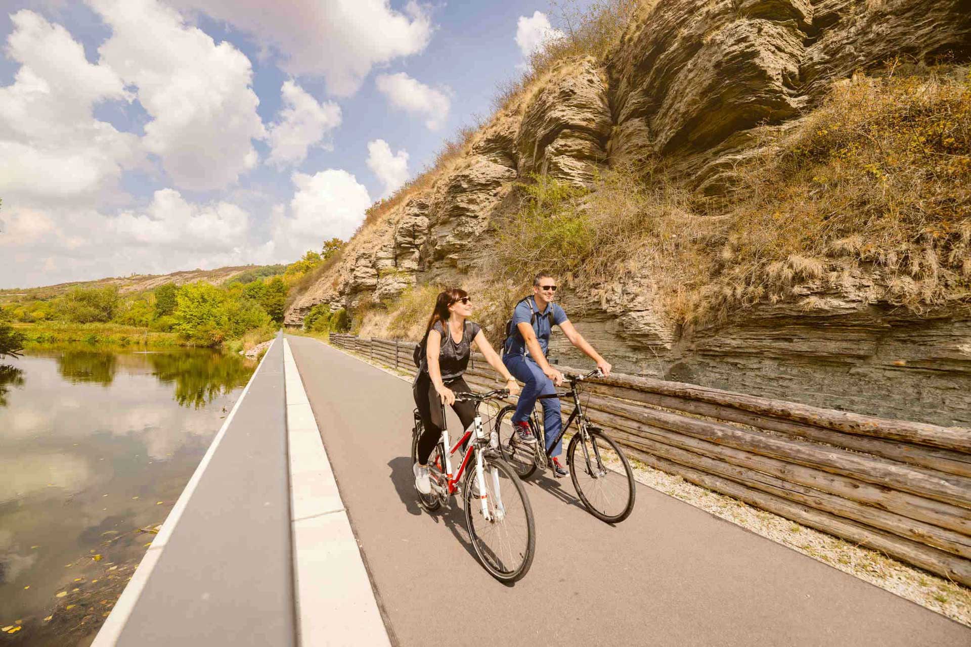 Paar faehrt Fahrrad auf Dorndorf Unstrutradweg Glockenseck