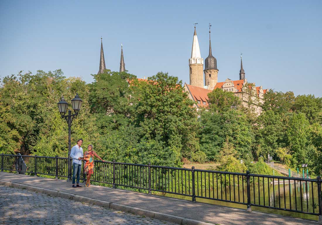 The long route of the stumbling stones also leads over the Neumarktbrücke (c) Saale-Unstrut-Tourismus e.V., Falko Matte